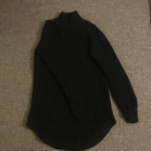 Stickad tröja  - Svart stickad tröja, bra att ha både till  hösten och vintern, bekväm. Har bara använts 1 gång.