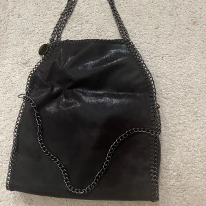 Stella McCartney liknande väska - Säljer min helt nya Stella McCartney liknande väska i den stora modellen som inte kommit till användning.