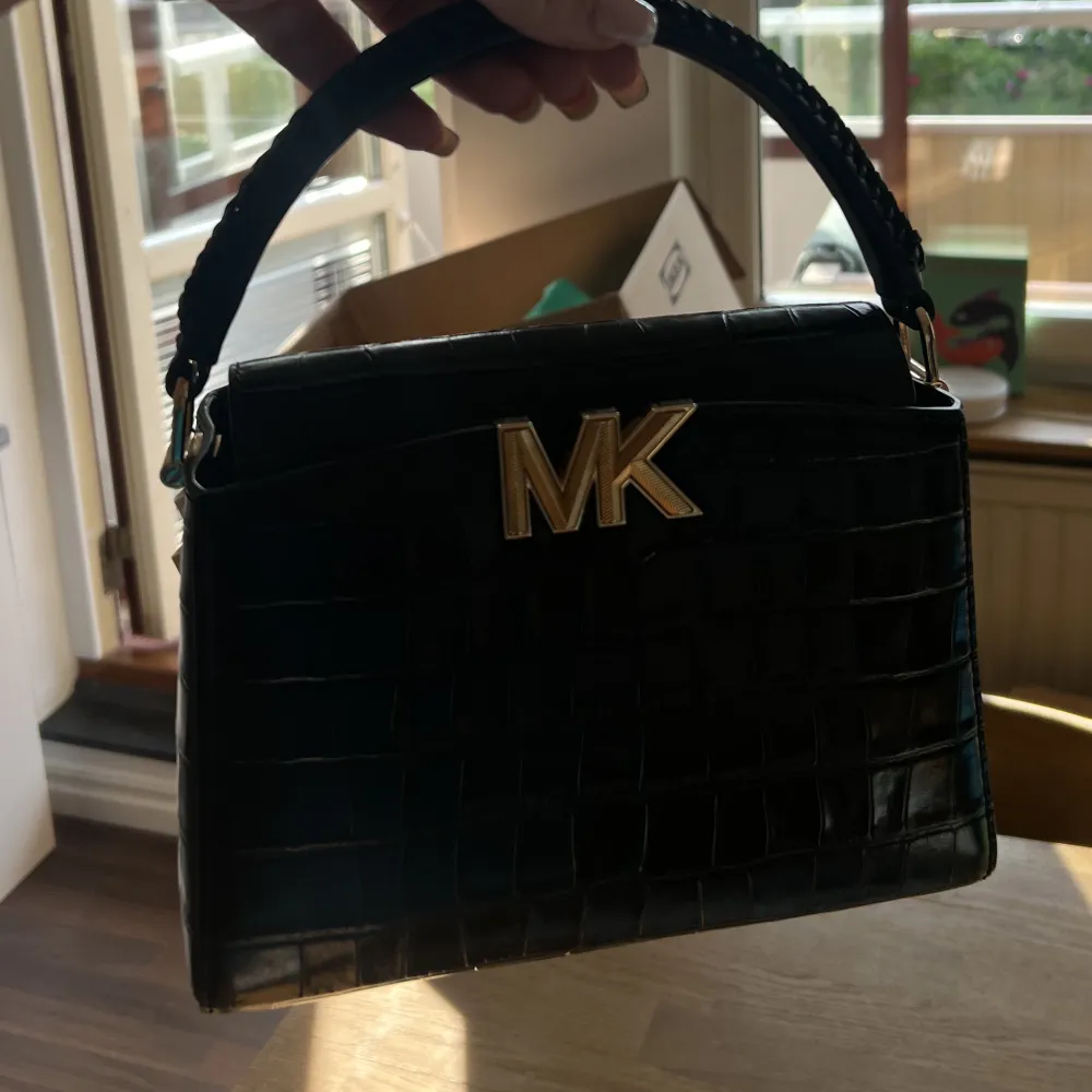 Jättefin väska från Michael kors. Är I nyskick. Den är äkta!  . Väskor.