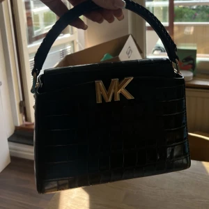 Väska från Michael kors - Jättefin väska från Michael kors. Är I nyskick. Den är äkta!  