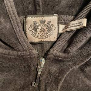 Brun vintage juicy couture hoodie! Super snygg och i bra skick! Köp direkt eller hör av dig om du har fler frågor!