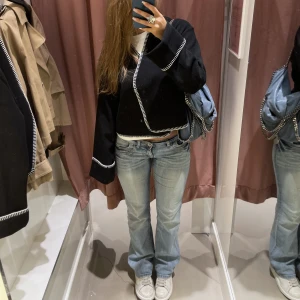 blanket stitch jacket ginatricot - (det är mina egna bilder!) säljer denna as snygga slutsålda jackan från ginatricot i storlek S 💕💕perfekt till hösten som antingen jacka eller kofta! 😍 tar emot bud från 500:- eller köp direkt för 750:- 💘🫶🏼är den inte markerad som såld FINNS DEN KVAR! 