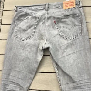 Levis jeans  - Säljer ett par gråa Levis jeans i okej sick. Dem är lite slitna mellan låren som man ser på den tredje bilden annars är den helt okej 💕☺️ i storlek w33 L32 så basically storlek M