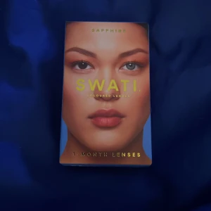 Swati lenses Sapphire - Swati linser i färgen Sapphire. Håller fram tills 13/04/26 OÖPPNAD FÖRPACKNING.