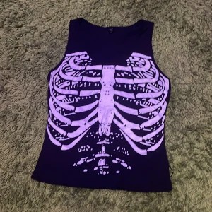 Skitsnyggt skelett linne - Linnet är L men den är ganska liten så skulle säga att den passar S/M bättre, nyttskick och knappt använt! Köparen står för frakten🫶🏻