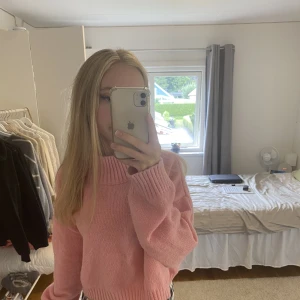 Rosa stickad tröja  - Säljer nu denna efterlängtade rosa stickade tröjan💗💗köpt för 350 jag säljer för endast 70 kr!!!! 