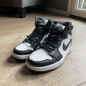Jordans  - Air Jordan 1 Mid i storlek 36. Köpt i USA, använd två gånger men i mycket bra skick. Pris går att diskutera 