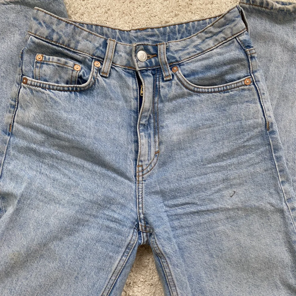 Ljusa jeans från weekday med jättefin färg💙. Jeans & Byxor.