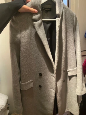 Höstkappa  - Höst/vinterkappa från Zara i jätte bra skick, ljusgrå
