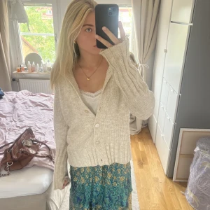 Stickad Kofta - Supermysig stickad kofta perfekt till höst oxh vinter men även kalla sommarnvällar! Det står st L men sitter bra lite oversized på mig som oftast har xs/s. Köparen står för frakten💞