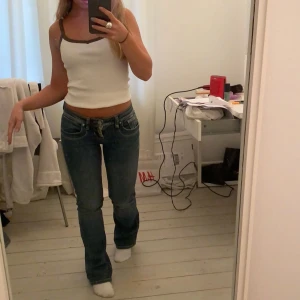 Lågmidjade jeans - Så sjuuukt snygga lågmidjade jeans från LTB, använda 2 gånger 💙💙storlek 25/30 midja: 33 cm innerbensmått: 74 cm. BUD PÅ 500