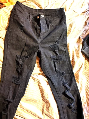 Snygga jeans  - Jeans med snygga slitningar är i nyskick 