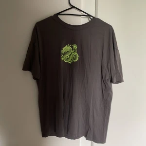 Oversized t-shirt - Säljer en sån mörkgrå oversized t-shirt som är helt oanvänd från New Yorker i storlek ”M”. Jätte skön att ha på speciellt som pijamas. Nypris 190kr