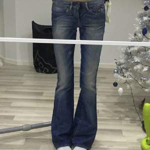 Supersnygga lågmidjade jeans från g-star. Säljer då dom tyvärr var för stora 💓 strl 26 men skulle även gissa på att dom passar nån me strl 27! Dom är i nyskick! Pris kan diskuteras<3 Lånade bilder!!!