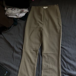 Byxor  - Byxor från hm. Har kunde använt den alls. Den är för kort. 