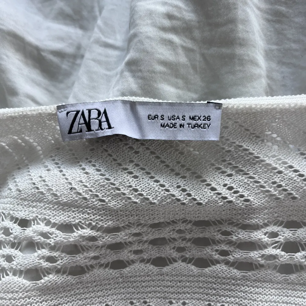 En långärmad stickad tröja från zara. Säljer pågrund av att jag inte använder den. Originalpris är 500 kr. Toppar.