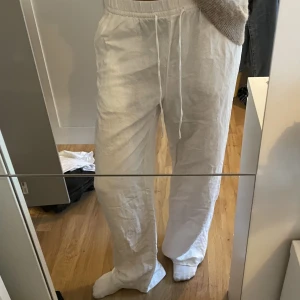 Linnebyxor hm - Vita linnebyxor köpta på hm förra året. Säljer då jag tycker dom blir för vida. Kan bli lite genomskinliga🩷jättebra skick 