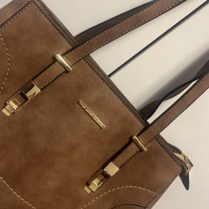 Väska - Oanvänd Köpt från någon flygplats.