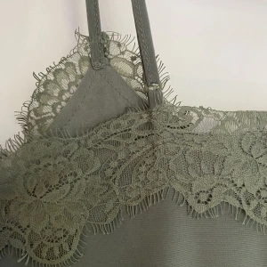 Spetslinne - Säljer mitt ursnygga spetslinne i skogsgrönt från amisu!💚 JUSTERBARA BAND ❤️Har bara använts ca två gånger så det är i nyskick 🫶Det är en sjukt unik färg som passar på alla! 😍 köpt för 200 ish , säljer för 70💕