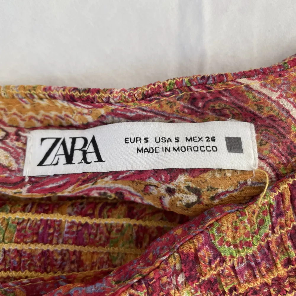 Säljer denhär ASS snygga mönstrade kjolen från Zara. Den köptes i Spanien och säljs nu för att den blivit för liten 💘💘. Kjolar.