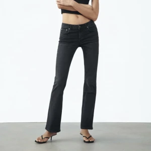 Jeans från zara - Säljer min jeans från zara i storlek 38. Det är andvända några gånger där av lite slitna ner till då jag inte är så lång. Nypris är 399 men säljer för 300kr!