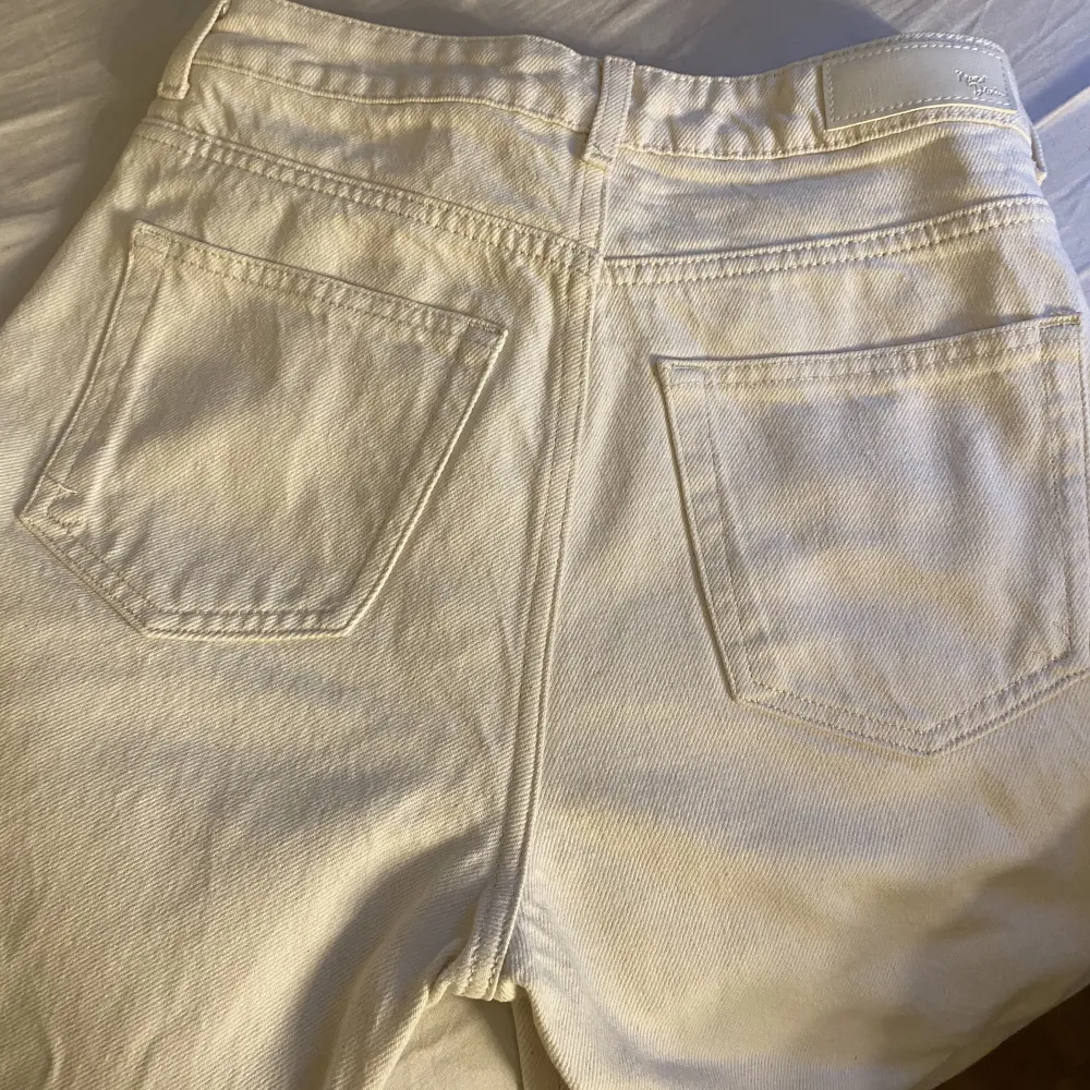  säljer detta supersnygga ljus Beiga/vita jeans i st 36, jätte bra skick är endast använda en gång💕. Jeans & Byxor.