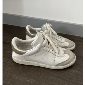Isabel marant skor💓 - Så snygga isabel marant sneakers, har ingen kartong till därav priset💓 de är i bra skick 
