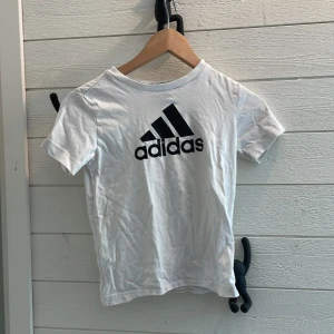 Addidas t-shirt  - En hel vit tröja med tryck där det står addidas. Dock ser jag lite fläckar men jag kommer lägga den i tvätten ifall nån vill köpa! Finns inte längre i butik. Både tjejer och killar kan andvända den!