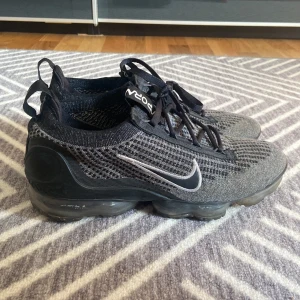 Nike Vapormax - Storlek 43 i bra skick och är knappast använda. Säljer för att de är för små.