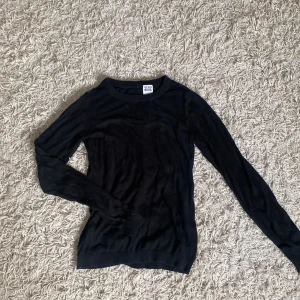 Tröja från Vero Moda  - JÄTTE fin tröja, säljer pga den är för stor. Den är finstickad och har som en genomskinligt typ med prickar längst upp. På ryggen är det knappar, som ej går att öppnas. Vi kan diskutera pris 😊❤️