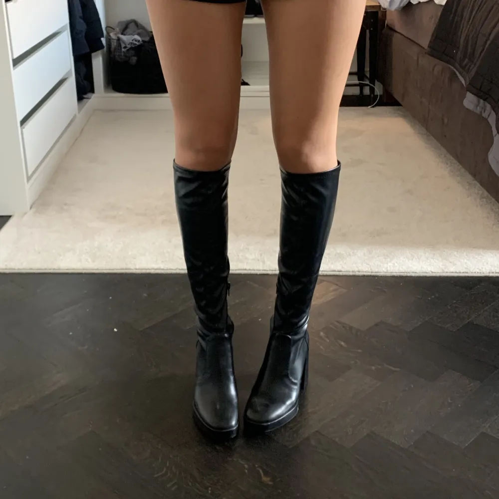Svarta, knähöga stövletter med bred klack🫶🏼Aldig använda och i toppenskick😋 Materialet är som läder med en dragkedja på insidan🫶🏼passar både med shorts/kjol eller under ett par jeans:))  . Skor.