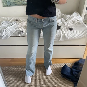 Levis 511 bootcut lowaist jeans - Ett par Levis jeans i modellen 511. Det är lågmidjade, bootcut och har även slits. Säljer då det inte rikgit är min stil❤️nypris: 1195kr