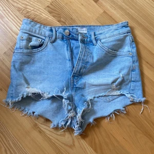 jeansshorts  - jeansshorts från zara. Dom är ganska små k storleken 