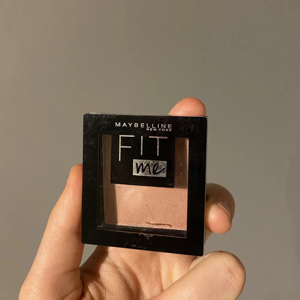 Säljer denna otroligt fina fit me blushen från Maybellin i färgen nude. Helt oanvänd, säljer då jag har för många och denna tyvärr inte kommer till användning🩷. Accessoarer.