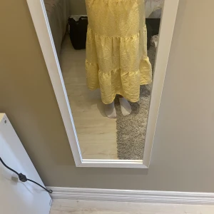 Lång kjol - Gula vit mönstrad lång kjol ifrån h&m! I storlek Xs/34💘 säljer då den inte används längre. 
