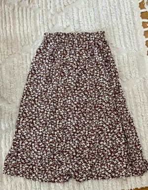 Blommig Midikjol - Aldrig använd, normal i storleken