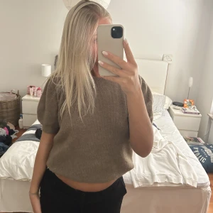 vero moda tröja - säljer min superfina stickade tröja som endast är använd 1 gång, därav säljer jag den då den bara tar plats i garderoben💕💕hör av er vid fler frågor!💕