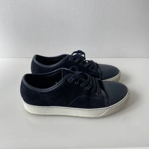 Lanvin strl 40  - Tjena, säljer nu mina lanvin skor strl 6 motsvarar 40 men passar lite större! Skicket på skorna är 9/10✅ om ni är intresserade av att köpa eller har några funderingar så är det bara att höra av sig.