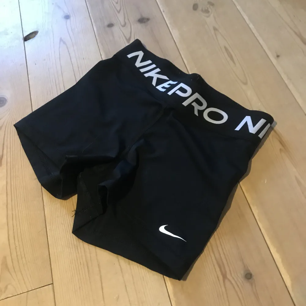 Säljer mina fina Nike pro’s i st xs-s. Skriv till mig vid frågor o intresse💗. Shorts.