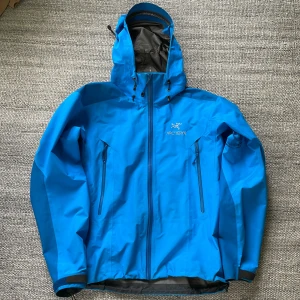 Arcteryx beta AR - Rare äldre modell av arcteryx i fint skick, size M herr! Finns lite skavanker inuti men inget som märks bara att höra av dig om du vill se! 