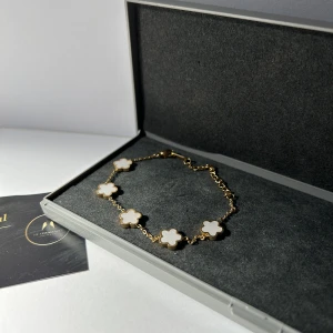 Clovers armband - Ett guld färgat, stiligt och vackert 5 klövigt, vit stens armband finns nu inne🫶