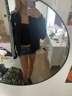 Adidas hoodie❤️ - Säljer denna adidas zip hoodie med bra skick pga att den inte kommer till andvändning❤️