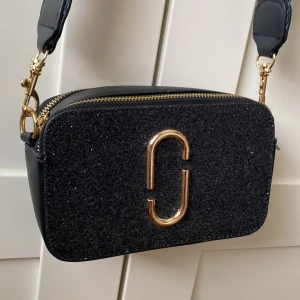 Marc Jacobs Väska - ✨Marc Jacobs SNAPSHOT väska✨ Nyskick💕Bandet som medföljer är inte originalet till väskan utan det köpte jag separat💖 äkta Marc Jacobs💖 Nypris ca 4000kr💓 GRATIS FRAKT