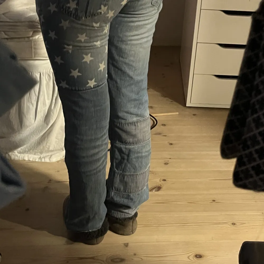 Säljer mina vintage Miss sixty bootcut jeans då dem ej kommer till användning längre😊, super snygga lågmidjade jeans som inte längre säjs! Nypris runt 2000kr❣️Storlek 29 men jag skulle säga S, Köparen står för frakten🤗. Jeans & Byxor.