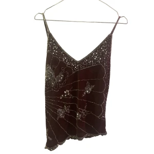 Brunt linne - Mitt bästa festlinne! Har haft så kul i detta. Väldigt Y2K, passar XS och S💓Går att ha åt två olika håll, jag brukar bära det med rak urringning men går även att ha som första bilderna visar. Älskar denna glittertopp!🌟