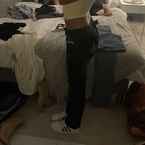 Disel jeans - Superfina vintage jeans som är low waist och från märket disel. Har cool detalj på bakfickan. Köpare står för frakt 