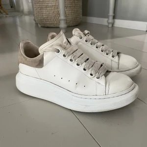 Alexander mcqueen sneakers  - Säljer mina fina Alexander mcqueen sneakers!  De är ganska använda men fortfarande fina, snörena är ganska smutsiga men går att tvätta eller byta ut, så kommer de se som nya ut💕 kartong finns om man vill ha men dessvärre inget kvitto, därav priset❤️