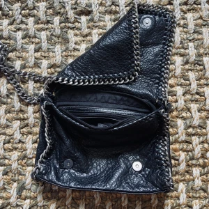 Väska  - Väska från TIAMO, några defekter kan skicka bild vid intresse!💘