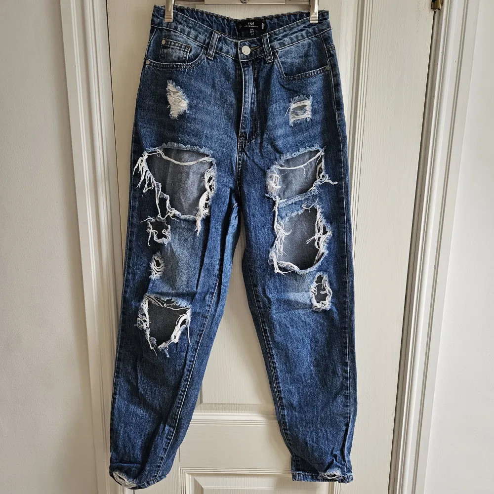 Snygga jeans med slitningar fram. De är i mycket bra skick! Storlek 38. Jeans & Byxor.