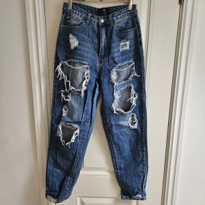 Jeans - Snygga jeans med slitningar fram. De är i mycket bra skick! Storlek 38